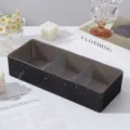 Dettaglio dell'organizzatore per trucchi con strass neri a 3 scomparti di lusso - 28.6x11.4cm / Nero