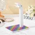 Detail van witte 360-graden roterende nagellampstandaard met regenboogstrass-basis - Kleurrijk