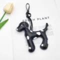 Primo piano di un ciondolo per borsa a forma di dalmata in pelle nera - Nero