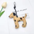 Primo piano del ciondolo per borsa in pelle a forma di cane dalmata con cuciture - Kaki