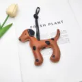 Dettaglio del ciondolo per borsa a forma di cane in pelle marrone con macchie nere - Cioccolato