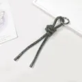 Detailopname van een sprankelende donkergrijze strass-touwhanger met zilveren sluiting. - Gunmetal Grijs