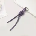 Gedetailleerde macro-weergave van een luxe paarse strass geknoopte touw sleutelhanger - Paars
