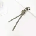 Funkelnder Schlüsselanhänger mit Strasssteinen und geknotetem Seil in Silber - Weiß