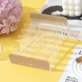 Dettaglio dell'organizer per trucco in acrilico con eleganti strass dorati. - Oro champagne