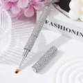 Nahaufnahme eines luxuriösen Nagelkunstpinsels mit funkelnden AB-Kristallen auf Silber - Vollständig Strass Doppelendiger Pinsel / AB Weiß