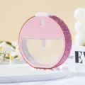 Primer plano de un frasco de spray redondo rosa de 35 ml con adornos de diamantes - Rosa / 35ml