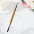Primer plano de pincel para manicura de doble punta con mango de diamantes ámbar - Amarillo