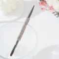 Detalle de un lujoso pincel de doble punta para decoración de uñas con incrustaciones de strass - Blanco AB