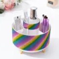 Macro detail van regenboog strass make-up organizer met 5 secties en gouden voetjes. - Kleurrijk