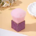 Dettaglio di un grande pennello da trucco rosa con manico quadrato tempestato di strass. - Rosa