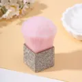 Vista macro delle setole rosa morbide e del manico con strass di questo pennello da trucco - Bianco