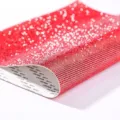 Nahaufnahme der selbstklebenden roten Strass-Stickerfolie mit Kristallnetz-Detail - 20*24CM / Rot