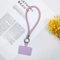 Nahaufnahme eines rosa Strass-Handy-Armbandes mit Metallverschluss und lila Einlage - Rosa