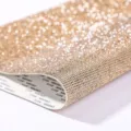 Makrodetail der selbstklebenden goldenen Strass-Gitterfolie mit funkelnder Kristalltextur - 20*24CM / Kristallgelb