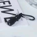 Mini linterna negra con pedrería y llavero con mosquetón resistente - Diamantes de Imitación Negros