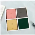 Vista detallada de pequeños cuadernos cuadrados de bolsillo en cuatro tonos pastel. - Diario de Estado de Ánimo (Mixto)