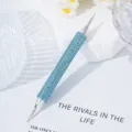 Gedetailleerde macro-opname van nail art dotting tool met lichtblauwe strass handvat - Meerblauw