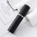 Primer plano de un atomizador de perfume recargable negro mate de 5 ml con banda plata - Negro