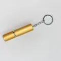 Vista detallada de un atomizador de perfume rellenable dorado de 5 ml con llavero de metal. - Dorado