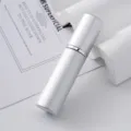 Vista detallada del atomizador de perfume recargable de aluminio plateado mate de 5ml - Plateado