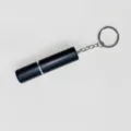 Detalle de un elegante atomizador de perfume portátil de 5ml negro mate con llavero - Negro