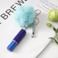 Primer plano del frasco de perfume con strass azul y set de llavero de pompón - Juego de Colgantes de 3 Piezas / Azul