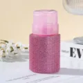 Detailweergave van 100 ml reispompflas bedekt met sprankelende roze strasstenen - Hervulbare Fles / Roze