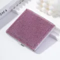 Primer plano de una pitillera de metal con pedrería rosa en un expositor blanco. - Rosa