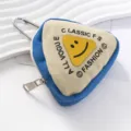 Detalle del monedero triangular de lona con parche de smiley y mosquetón de metal - Llavero / Azul