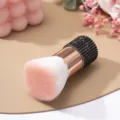 Primo piano dettagliato del pennello per unghie in oro rosa con manico in strass neri - Nero
