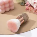 Détail macro d'un pinceau à ongles de luxe en or rose avec un manche serti de strass - Kaki