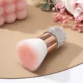 Détail d'un pinceau à poussière d'ongles de luxe serti de strass avec poils roses doux - Blanc