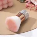 Gros plan d'un pinceau à ongles en strass avec des poils dégradés rose et blanc doux - Blanc AB
