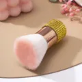 Gros plan de la brosse à ongles de luxe avec strass jaunes et poils roses doux. - Jaune