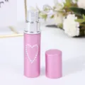 Primer plano de atomizador de perfume recargable rosa de 5ml con diseño de corazón - Rosa
