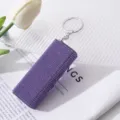 Primer plano de un pastillero de pedrería morada con textura brillante - Púrpura