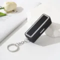 Detail des luxuriösen schwarzen Lippenstift-Etuis mit Strasssteinen und Schlüsselanhänger. - Schwarz