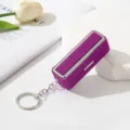 Nahaufnahme eines luxuriösen lilafarbenen Lippenstift-Schlüsseletuis mit Glitzereffekt - Fuchsia