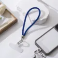 Detailweergave van luxe blauwe strass-telefoonkoord met zilveren metalen sluiting - Saffierblauw