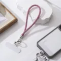 Detailopname van een luxe roze strass-telefoonkoord met zilveren metalen accenten - Roze