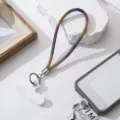 Detail van een regenboog strassteentjes telefoonkoord met zilveren sluiting - Kleurrijk