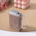 Detailaufnahme eines tragbaren Zigarettenetuis mit glitzernden Strasssteinen und Karabiner - Khaki (Roségold)