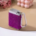 Nahaufnahme des lila Strass-Zigarettenetuis mit silbernem Metallkarabinerhaken - Lila