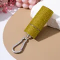 Detailansicht des gelben Strass-Taschenaschenbechers mit silbernem Schlüsselanhänger-Clip. - Gelb