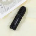 Primo piano di una boccetta di profumo da 5 ml con strass neri e ricarica dal basso. - Nero