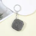 Detailansicht quadratischer Strass-besetzter 1m einziehbarer Mini-Maßband Schlüsselanhänger - Grau