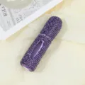 Dettaglio ravvicinato dell'atomizzatore di profumo viola con strass da 5 ml - Viola