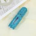 Dettaglio macro del flacone atomizzatore di profumo blu con strass fatti a mano di lusso - Blu lago