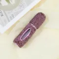 Dettaglio flacone spray per profumo con strass viola fatti a mano con finitura lucida. - Rosa